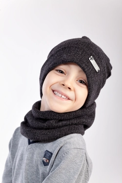 Красивый набор шапка и хомут на зиму для мальчика черного цвета (упаковка, ростовка 52-54-56)