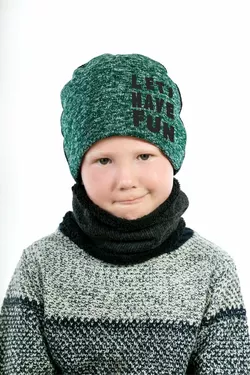 Мальчишечья шапка с надписью и хомут зимний зеленого цвета (упаковка, ростовка 48-50-52)